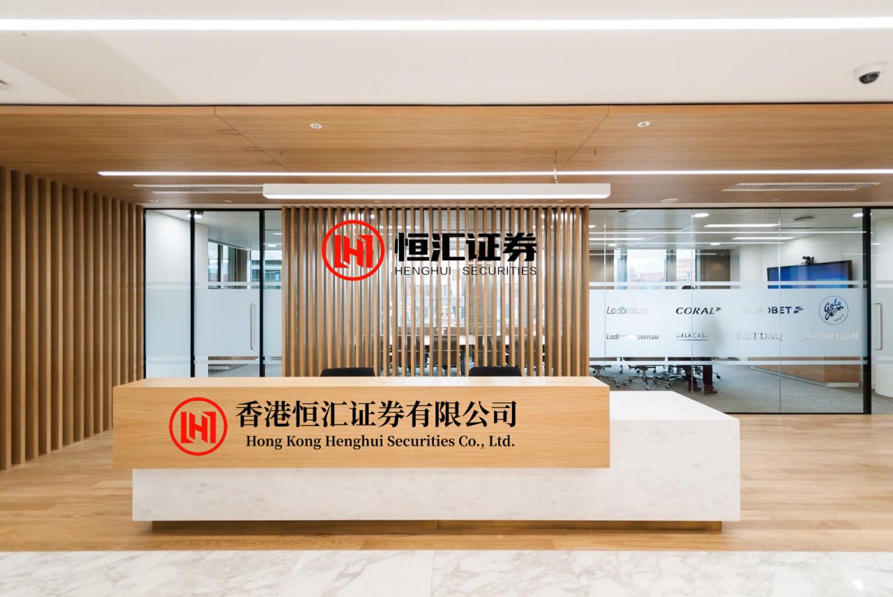 富裕配 1993年，中国科考船遭“银角号”暴力撞击，拦腰折断沉入大海，船内的